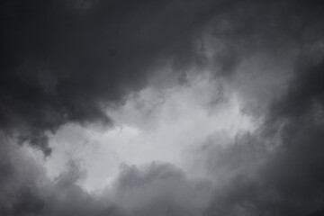 Obraz premium Storm Clouds Gathering: A dramatic skyscape of ominous, dark clouds, hinting at an impending storm, fills the frame with a sense of impending change. 
