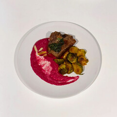 A beautifully arranged plate of healthy food, featuring fresh vegetables, lean protein, and whole grains. Perfect for diet, nutrition, and wellness concepts. Ideal for promoting healthy eating