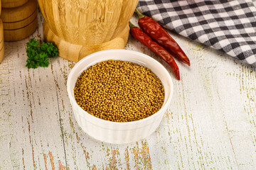 Dry mustard seeds in the bowl