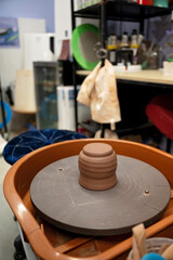 Obraz premium Clay pottery on a spinning wheel in a ceramics studio workspace