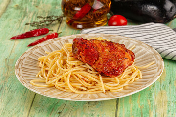 Pasta spaghetti with chicken thighs