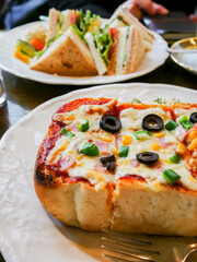 喫茶店のピザトーストとサンドイッチ