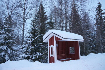 イヴァロのバス停雪に覆われて