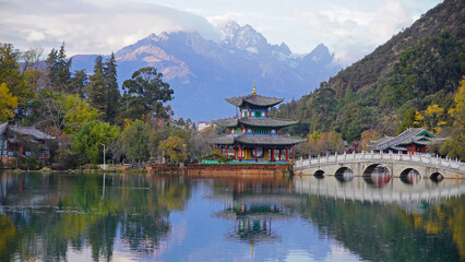 Naklejka premium Snowy mountain and lake pavilion