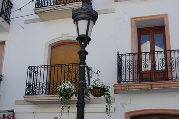 Detalle de la maceta colocada el farola publica