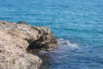 Cabo de mar con agua azul
