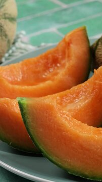 part de melon coup&eacute; dans une assiette