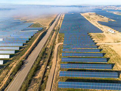 Solar power plant in Teruel, Zaragoza, Spain, with neatly aligned photovoltaic panels extending towards the horizon.