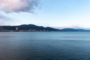 空気が澄んで美しい冬の琵琶湖の午後の風景　滋賀県大津市なぎさ公園