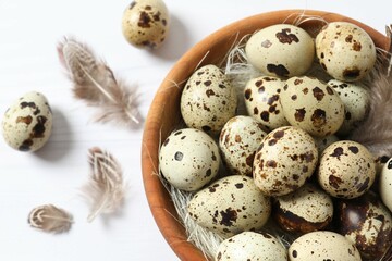 Obraz premium Quail eggs in a plate on light background 