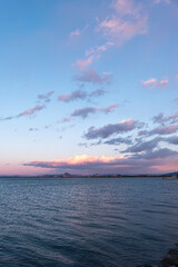 空気が澄んで美しい冬の琵琶湖の午後の風景　滋賀県大津市なぎさ公園