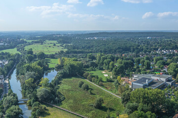 Die mittelfränkische Großstadt Fürth rund um die Flutbrücke an der Rednitz von oben
