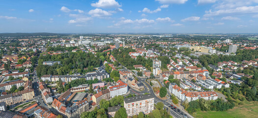 Die mittelfränkische Großstadt Fürth rund um die Flutbrücke an der Rednitz von oben