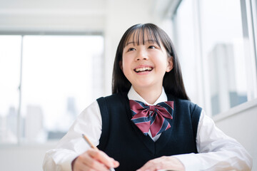 授業を受ける制服を着た女子中学生。