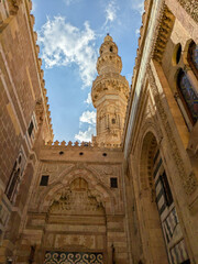 Kairo al-Azhar-Moschee Minarett, mit reich verziertem Portal und hohem Minarett, aufgenommen aus...