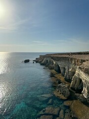 Obraz premium Rocks on the shore of the azure sea.