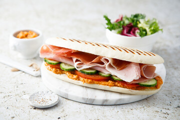 Grilled sandwich with prosciutto and vegetables