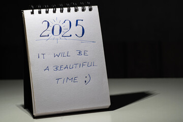 Odręczny napis motywacyjny w brulionie: It will be a beautiful time. © siwyk