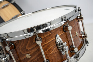High quality wooden snare drum with chrome hardware and white drumhead