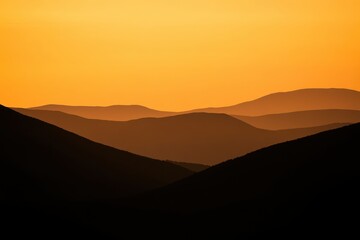 Obraz premium Serene Mountain Landscape at Dusk with Warm Golden Sky Glow