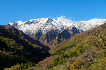 Obraz premium 冠雪した谷川岳、みなかみ町の恋沢ガーデンからの眺め