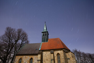 Kapelle St. Laurentius und der Polarstern – Die Bewegung des Nachthimmels eingefangen in der...