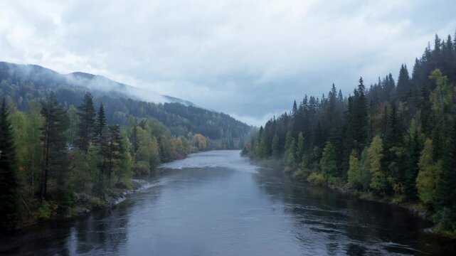 Berge, See, Spiegelung, B&auml;ume, Wald, Tal, Wolken, Himmel, Sonnenlicht, Natur, Panorama, Fernsicht, drohnenflug