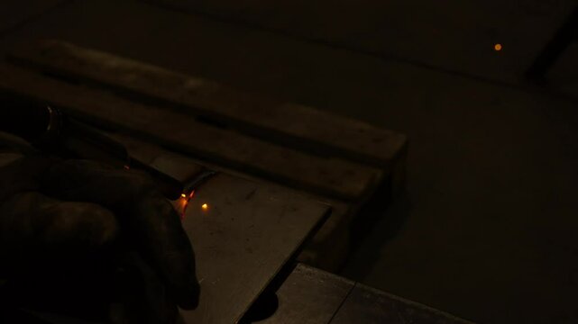 Schwei&szlig;nadel, schwei&szlig;t im Betrieb mit Metall