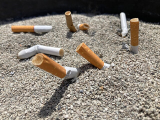 cenicero de arena con cigarros colillas fumados apagados  IMG_7495-as25