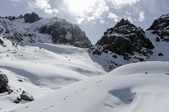 Majestic winter mountains with rugged slopes and fresh snow. Natural high-altitude landscape, clear sky and peaceful wilderness, ideal as a travel or nature background