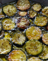 Frittura di zucchine, tagliate a fettine