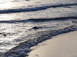Olas del mar al atardecer