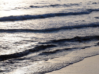 Olas del mar al atardecer