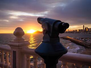 Mirador en Benidorm en la puesta de sol con tomavistas o telescopio