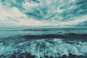 Fototapeta premium Dramatic seascape with turbulent, crashing waves under a cloudy sky.