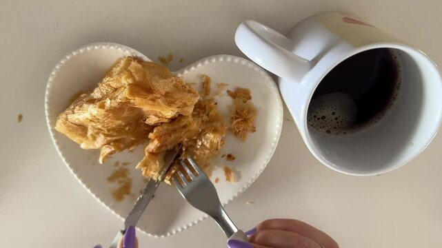 caf&eacute; com folhado de frango 