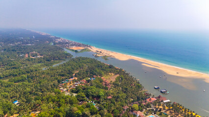 Obraz premium Stunning Drone Shot of Boats Sailing in Kerala’s Backwaters