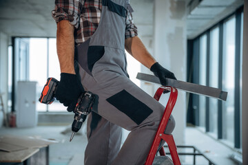Naklejka premium Close up view of worker that is renovating unfinished room
