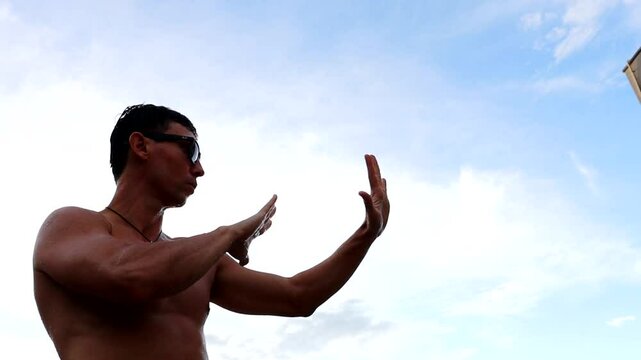 homem pratica artes marciais 