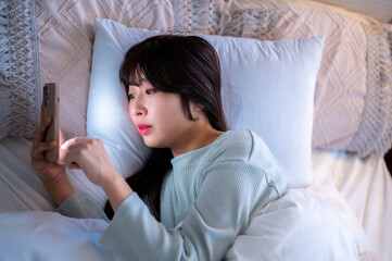 スマホを見て不眠症になる日本人女性