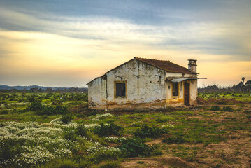 Obraz premium Old farm house on the prairies of Ribatejo - Portugal