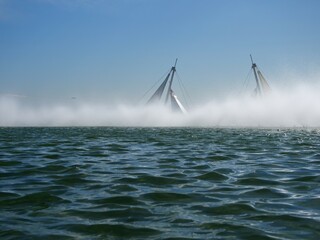 人工の池とミスト