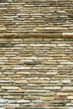 Pared de piedra antigua. Toma vertical.