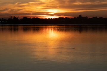 Penumbras en el atardecer sobre el río