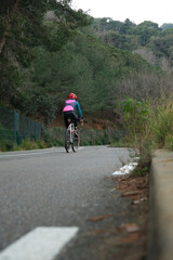 Obraz premium Cyclist on the roadway outside the city