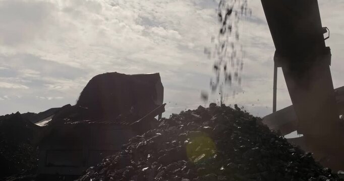 Slow motion mechanical coal grading. Machine for mechanical sorting of bulk materials into fractions. Rumble used to disperse materials such as coal, ore. Sorting and loading of anthracite