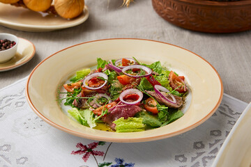 Vibrant Roast Beef Salad with Tomatoes A Fresh and Crisp Culinary Delight