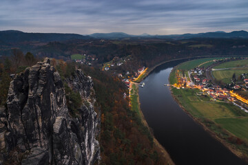 Nationalpark Sächsische Schweiz mit Zug und Fährstelle am Morgen im Herbst