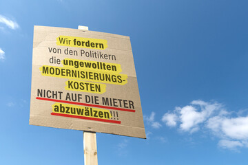 Kartonschild mit der Devise; 