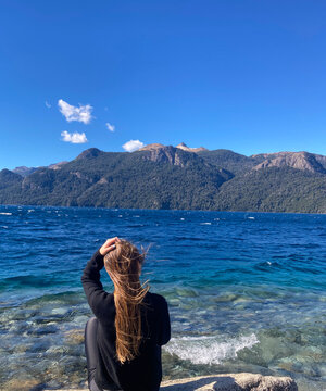 Mujer sentada observando el lago, Patagonia Argentina 